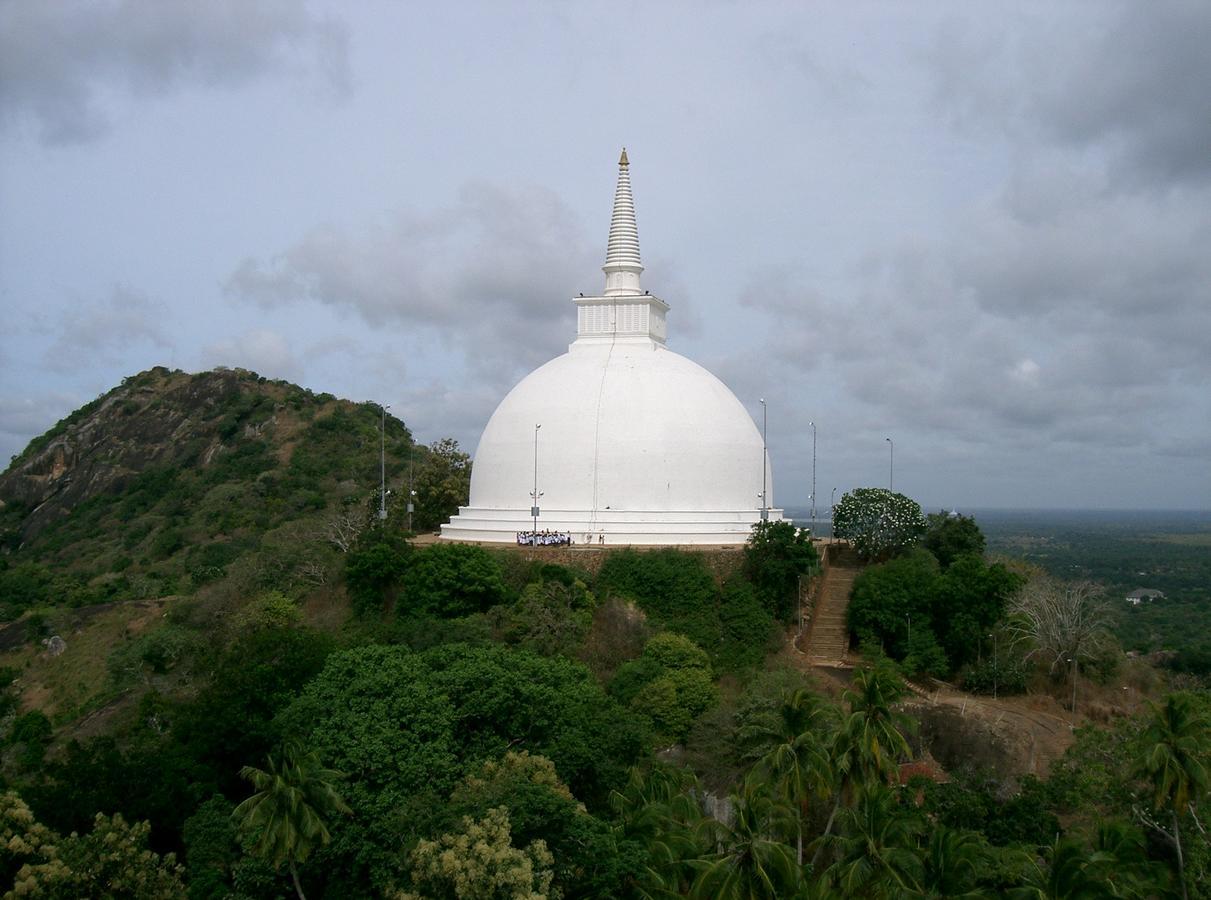 Miheen Hotel & Resort - Anuradhapura Mihintale Bagian luar foto